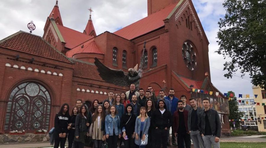 Minsk'te Rusça hazırlık programı öğrencilerinin grup fotoğrafı