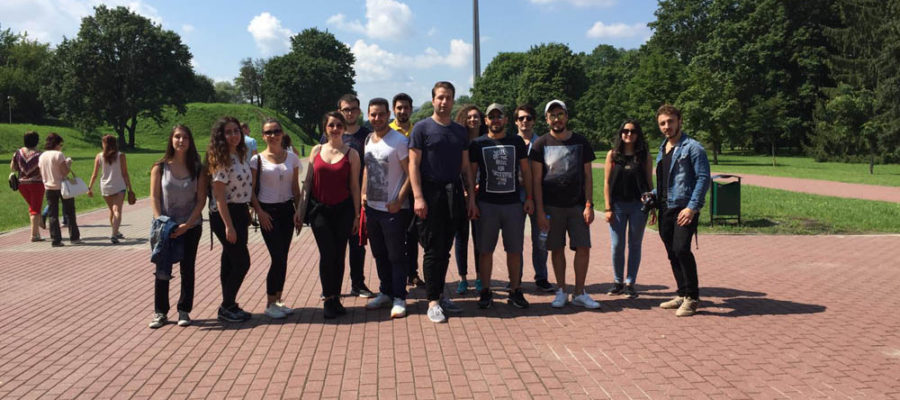Minsk Rusça yaz kursu öğrencileri parkta grup fotoğrafı